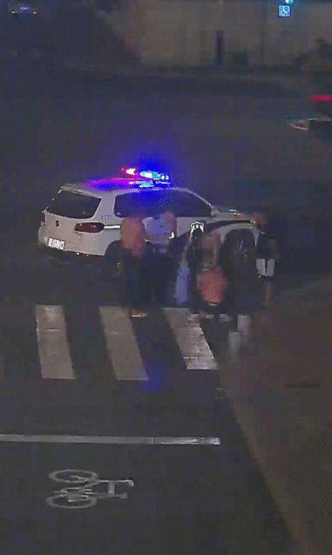 “这是我见过最帅的光膀子男人!” “这是我见过最帅的光膀子男人!”