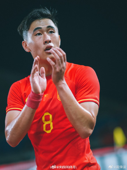 戴伟浚晒国足亚运队合影