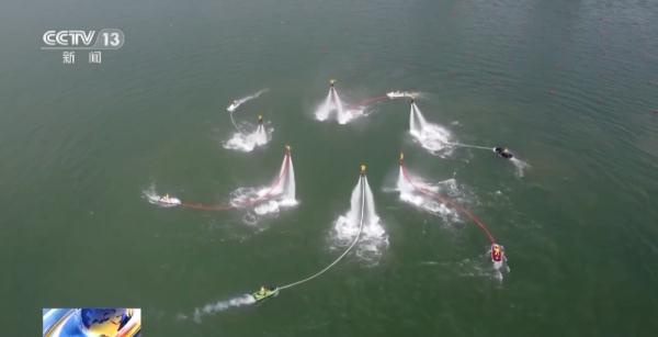 500米用时1分44秒 来看赛龙舟参赛选手飞桨追浪