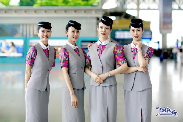 成都往返香港高铁列车将开行，新制服亮相！