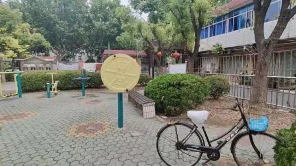 小区居民走了二十多年的路，成了隔壁养老院的？