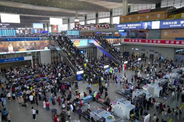成都铁路线路上新！直飞香港机票价格变化→