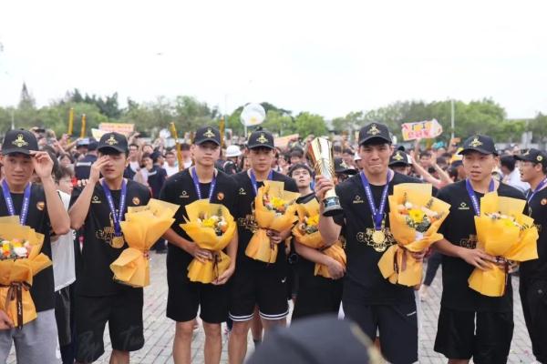 位于广州的“989大学”火了！全校师生一起加鸡腿，真香~