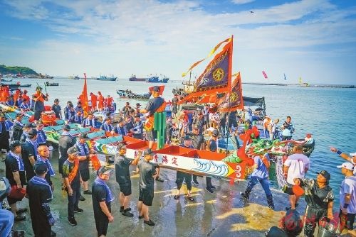 福州连江:“蛟龙”竞渡定海湾 福州连江:“蛟龙”竞渡定海湾