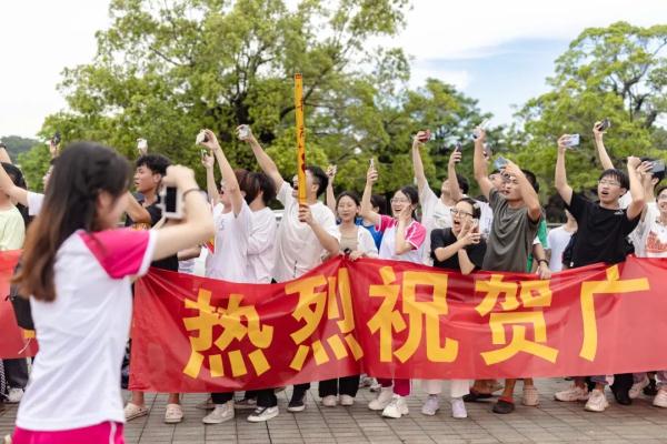位于广州的“989大学”火了！全校师生一起加鸡腿，真香~