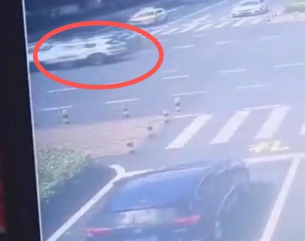 张某希(女,27岁)驾特斯拉致5车受损,1死1伤!警方通报 张某希(女,27岁)驾特斯拉致5车受损,1死1伤!警方通报