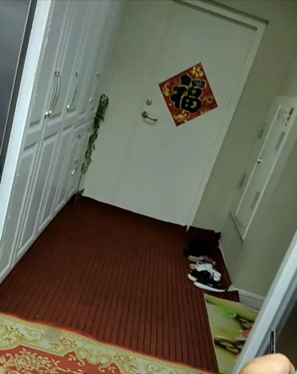 房子两年没住，门被邻居堵死了！官方通报了