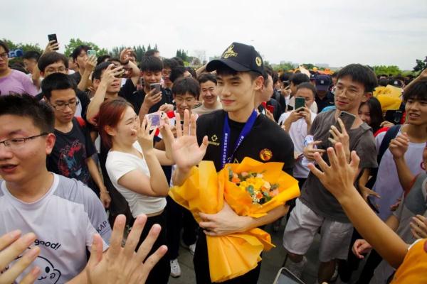 位于广州的“989大学”火了！全校师生一起加鸡腿，真香~