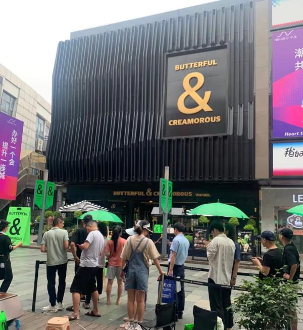 消保委体察发现,“B&C”面包店门前排队的不少人是黄牛..... 消保委体察发现,“B&C”面包店门前排队的不少人是黄牛.....