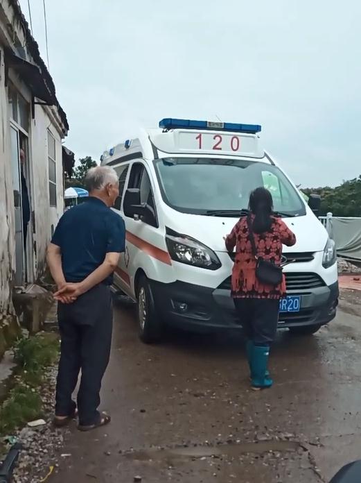 救护车压坏菜摊被拦车索赔引争议,律师:应当赔偿,但不得阻拦救援 救护车压坏菜摊被拦车索赔引争议,律师:应当赔偿,但不得阻拦救援