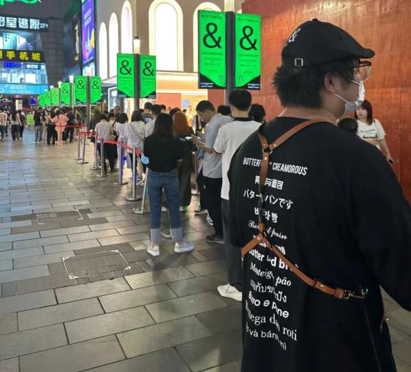 消保委体察发现,“B&C”面包店门前排队的不少人是黄牛..... 消保委体察发现,“B&C”面包店门前排队的不少人是黄牛.....