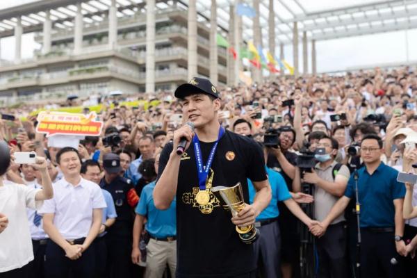 位于广州的“989大学”火了！全校师生一起加鸡腿，真香~