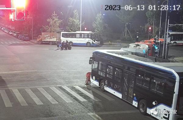 深夜“炸街”扰民，成都4人飙车团伙被行政拘留