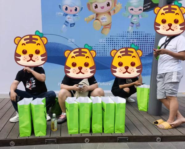 消保委体察发现,“B&C”面包店门前排队的不少人是黄牛..... 消保委体察发现,“B&C”面包店门前排队的不少人是黄牛.....