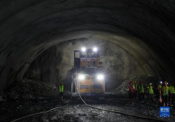 汕(汕尾)西高速公路改擴建工程超大跨度雙洞八車道城仔山隧道左洞貫通