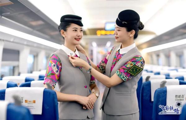 成都往返香港高铁列车将开行，新制服亮相！