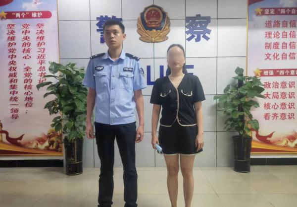出借银行卡帮助“代购”，两女子被警方拘留