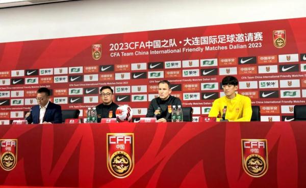 男足国家队今晚对阵巴勒斯坦 扬科维奇与颜骏凌出席赛前发布会 男足国家队今晚对阵巴勒斯坦 扬科维奇与颜骏凌出席赛前发布会