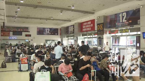 又见猪肝红!这些列车全部满员!上海始发车票只剩零星几张… 又见猪肝红!这些列车全部满员!上海始发车票只剩零星几张…