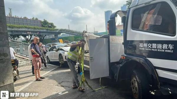 福州一小区门口发生车祸，造成1人死亡、1人受伤