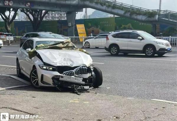 福州一小区门口发生车祸，造成1人死亡、1人受伤