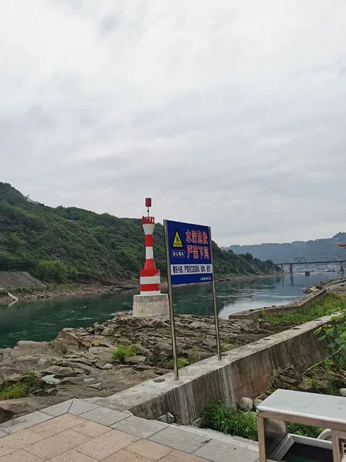 冲上热搜!小伙在金沙江边拍照落水!不会游泳的父亲…… 冲上热搜!小伙在金沙江边拍照落水!不会游泳的父亲……