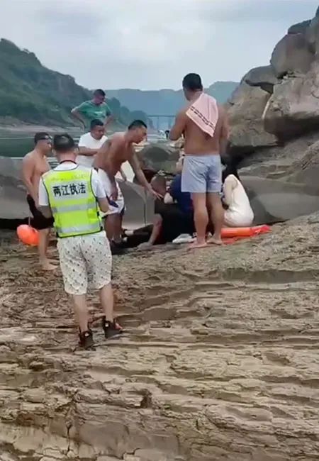 冲上热搜!小伙在金沙江边拍照落水!不会游泳的父亲…… 冲上热搜!小伙在金沙江边拍照落水!不会游泳的父亲……