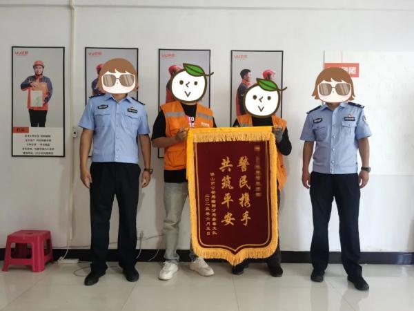 警察街头抓捕毒贩 热心市民挺身而出 向身边的平凡英雄致敬！