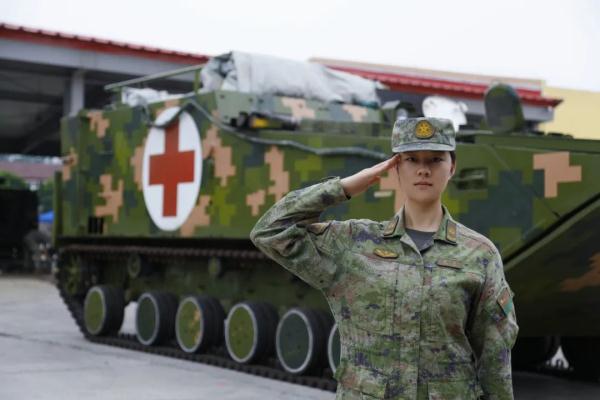 装甲驾驶特级！这个女兵真不简单