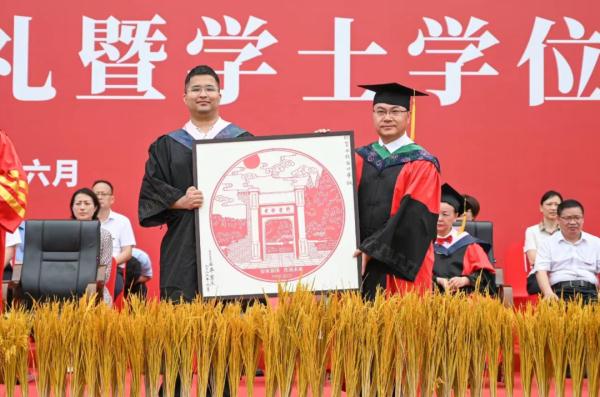 带着稻穗毕业！4年前，袁隆平曾为他佩戴校徽