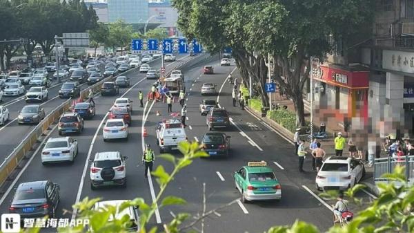 福州一小区门口发生车祸，造成1人死亡、1人受伤