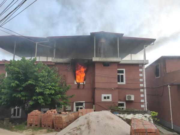 吹来“横祸”！厦门一民房着火，许多家庭必备…