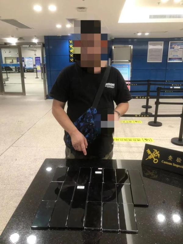 拱北海关查获一起旅客绑藏旧手机进境案