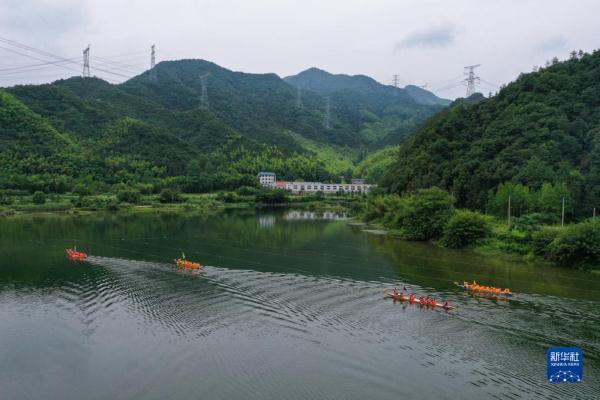 新华社记者 徐昱 摄当日,浙江省杭州市富阳区湖源乡举办了传统端午