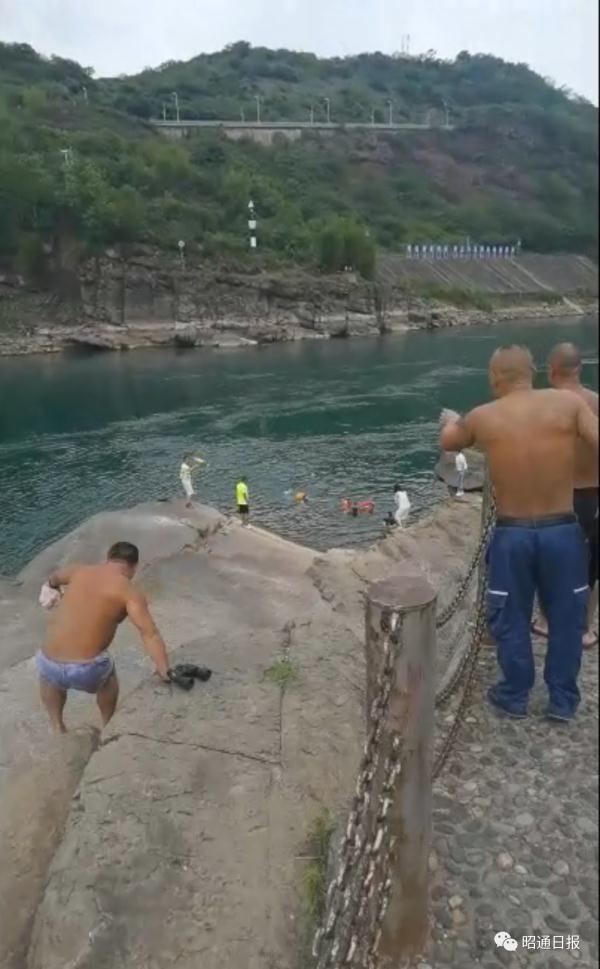 冲上热搜!小伙在金沙江边拍照落水!不会游泳的父亲…… 冲上热搜!小伙在金沙江边拍照落水!不会游泳的父亲……