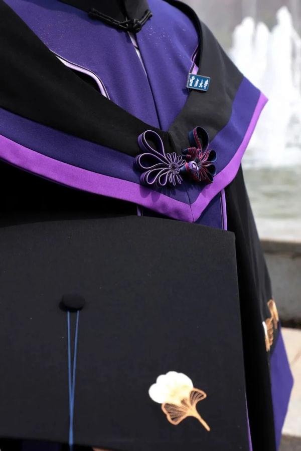 他们把“中国式浪漫”穿在了身上！网友：不建议推广，因为我毕业时没有