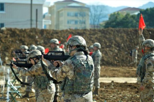 装甲驾驶特级！这个女兵真不简单