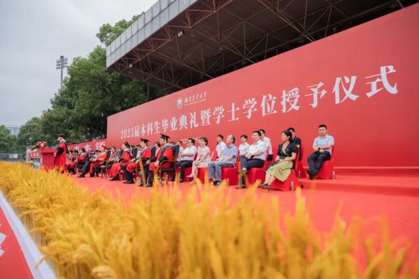 带着稻穗毕业！4年前，袁隆平曾为他佩戴校徽