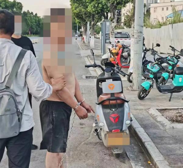 警察街头抓捕毒贩 热心市民挺身而出 向身边的平凡英雄致敬！