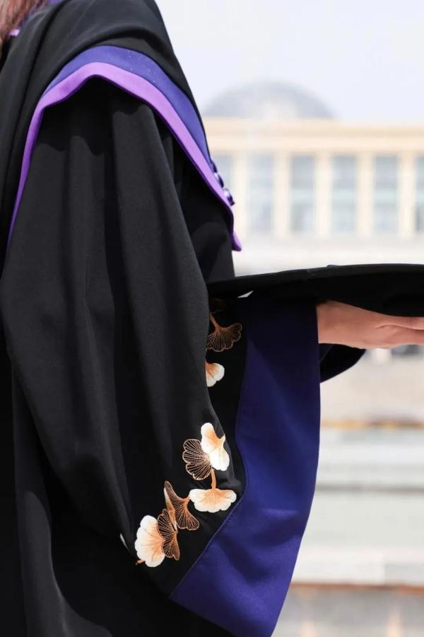 他们把“中国式浪漫”穿在了身上！网友：不建议推广，因为我毕业时没有