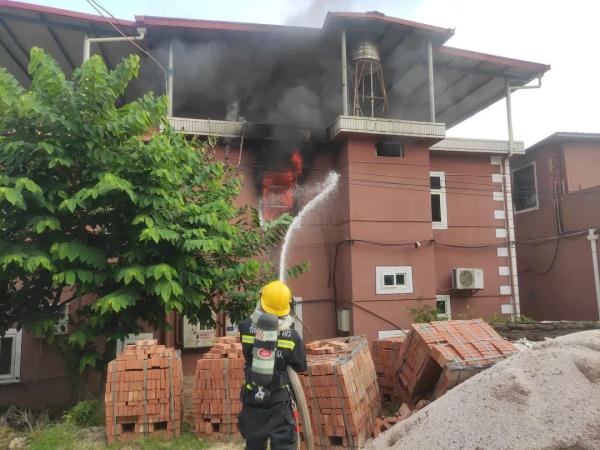 吹来“横祸”！厦门一民房着火，许多家庭必备…