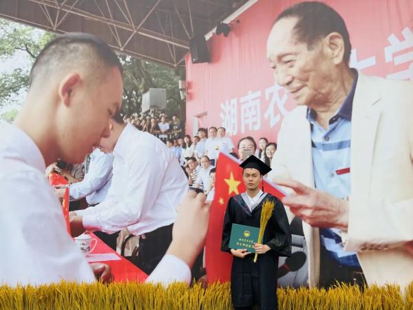 带着稻穗毕业！4年前，袁隆平曾为他佩戴校徽