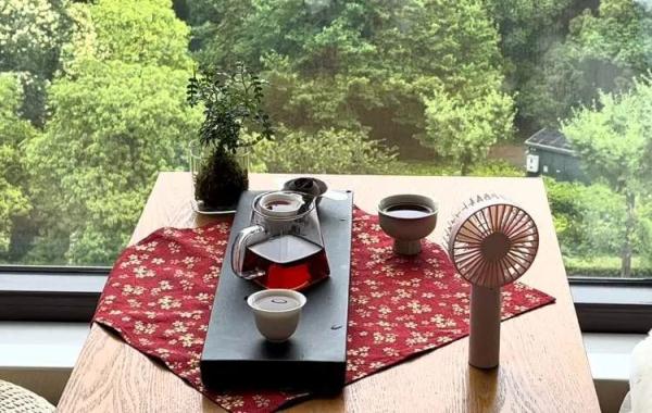 敲掉移门阳台变茶室!氛围感拉满 敲掉移门阳台变茶室!氛围感拉满