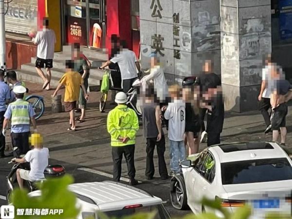 福州一小区门口发生车祸，造成1人死亡、1人受伤