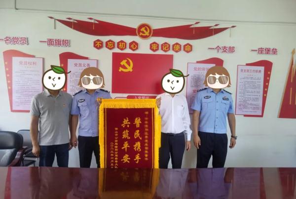 警察街头抓捕毒贩 热心市民挺身而出 向身边的平凡英雄致敬！