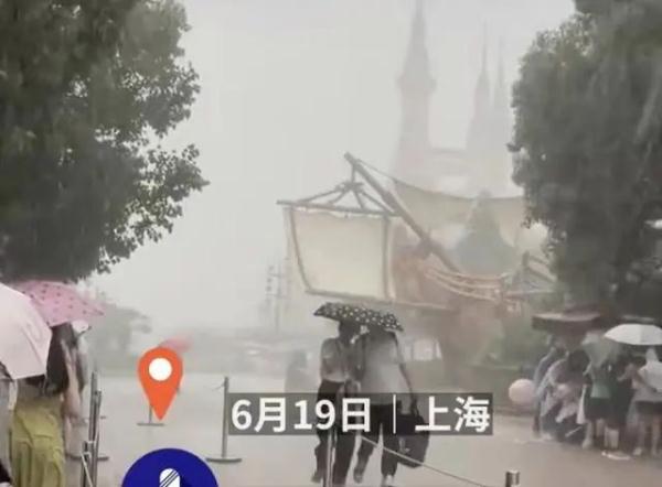 上海迪士尼遇到暴雨天该退票吗？官方：不退！网友吵翻