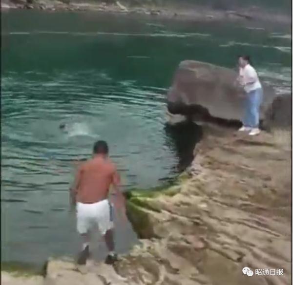 冲上热搜!小伙在金沙江边拍照落水!不会游泳的父亲…… 冲上热搜!小伙在金沙江边拍照落水!不会游泳的父亲……