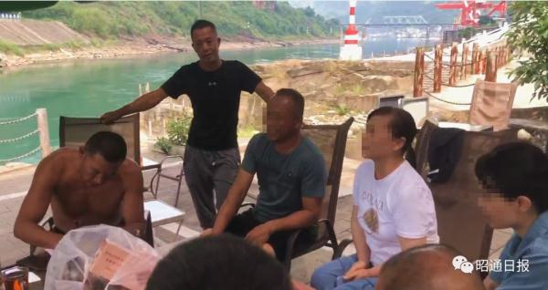 冲上热搜!小伙在金沙江边拍照落水!不会游泳的父亲…… 冲上热搜!小伙在金沙江边拍照落水!不会游泳的父亲……