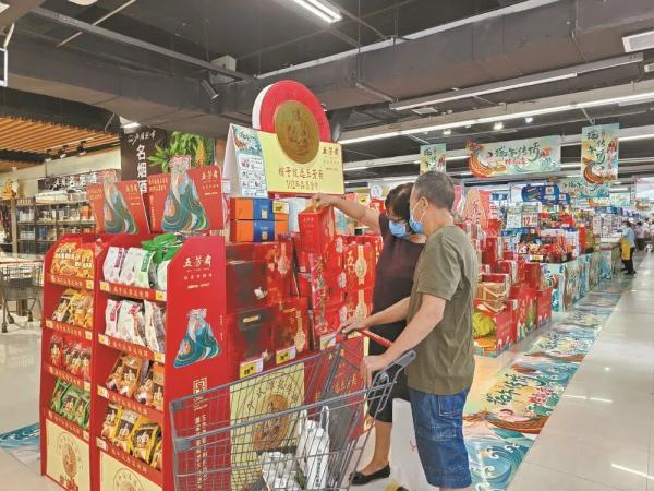 “瘦身令”后简装粽子受大众喜爱 石家庄卖场线上线下各色粽子包装简约价格亲民 “瘦身令”后简装粽子受大众喜爱 石家庄卖场线上线下各色粽子包装简约价格亲民