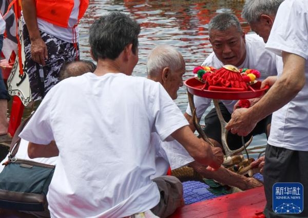 新华全媒+丨岭南端午龙舟三部曲之“乡情”:一湾水 两条船 广佛双城延续五百年的乡情 新华全媒+丨岭南端午龙舟三部曲之“乡情”:一湾水 两条船 广佛双城延续五百年的乡情